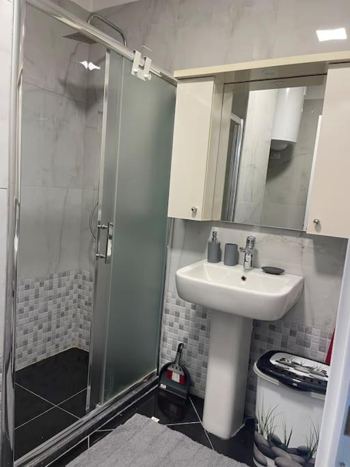 Modern Apartment At Train Station Tiranë Luaran gambar